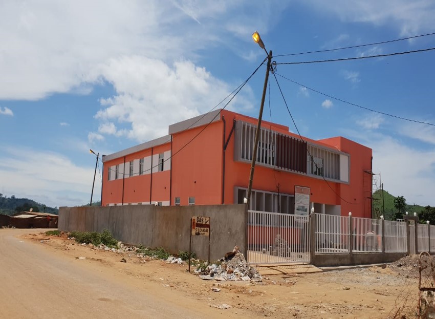 CONSTRUÇÃO DE UMA ESCOLA DE 12 SALAS CAZENGO BAIRRO TIRO AOS PRATOS